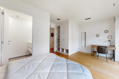 Alluring 1 bedroom apartment near Madou metro station