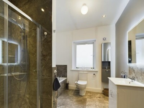 Luxury Room for Rent, 10 Min Walk t