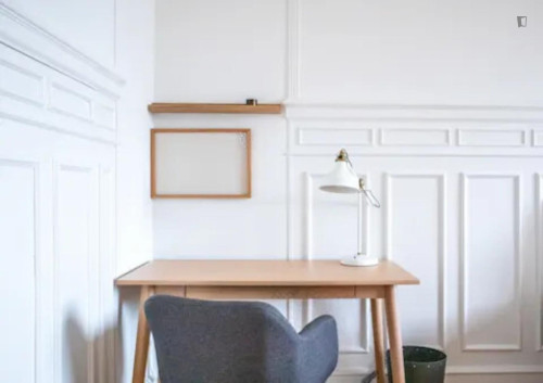 Ample double bedroom near the Aksel Møllers Have metro