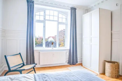 Ample double bedroom near the Aksel Møllers Have metro