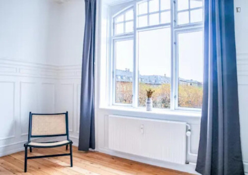 Ample double bedroom near the Aksel Møllers Have metro
