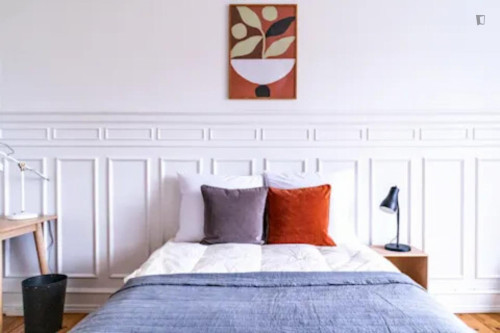 Ample double bedroom near the Aksel Møllers Have metro