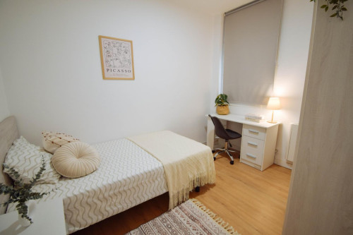 Comfortable single bedroom within walking distance to the university
