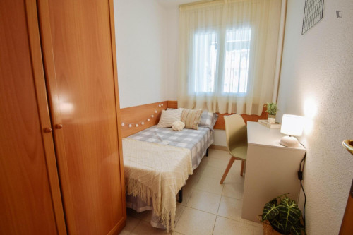 Comfortable single bedroom close to the university and city center