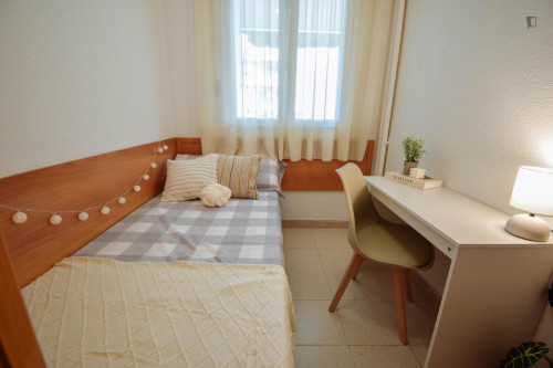 Comfortable single bedroom close to the university and city center