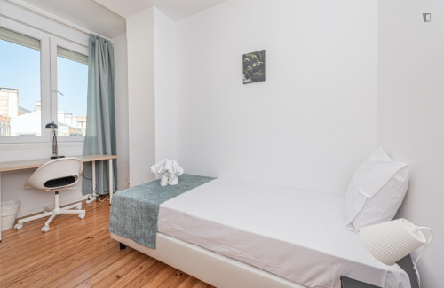 Alluring single ensuite bedroom in Alcântara