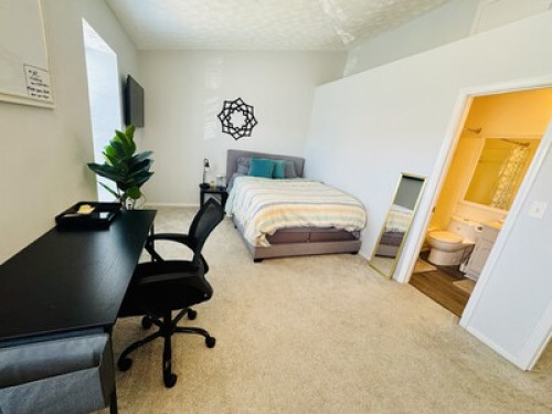 Private Room in Townhouse Community