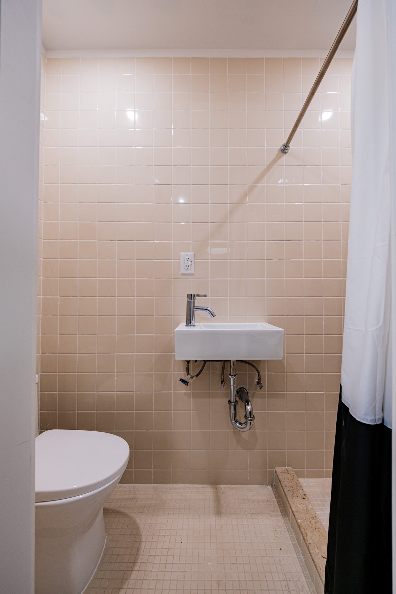  #1894: Ditmas Park - Queen Bedroom B W/ Private Bathroom  -  #1894: Ditmas Park  - Gallery -  2