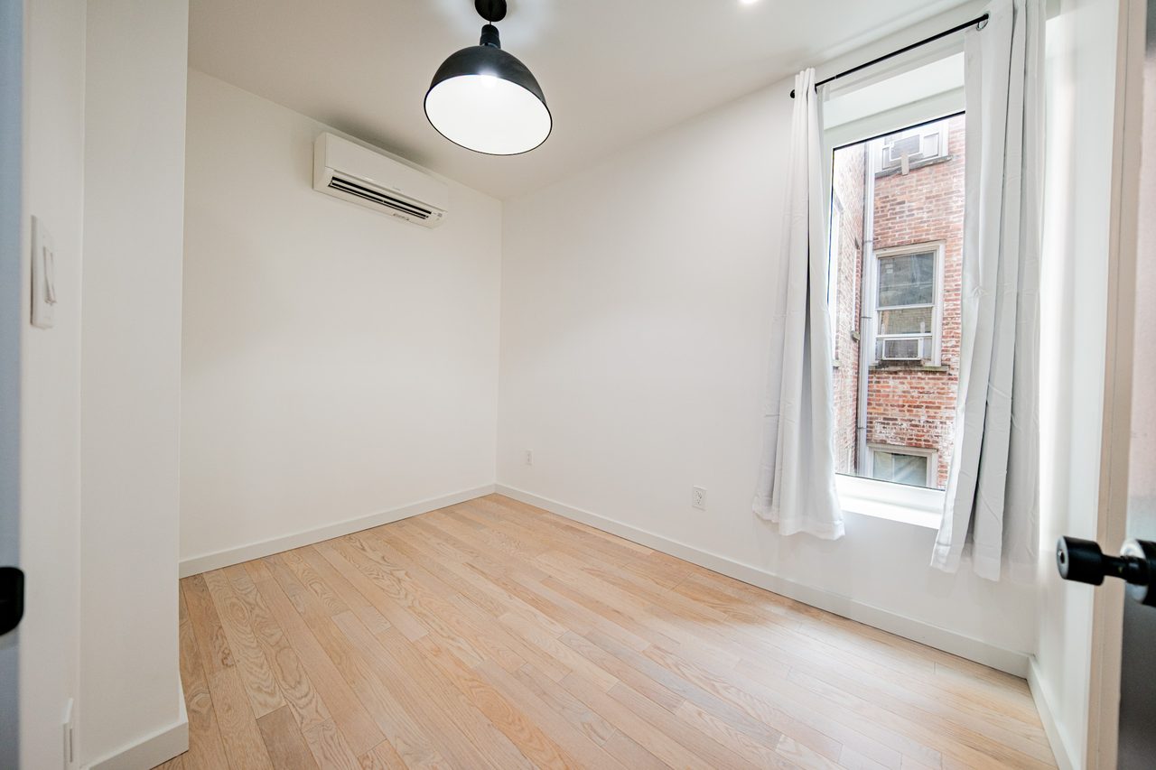  #1894: Ditmas Park - Queen Bedroom B W/ Private Bathroom  -  #1894: Ditmas Park  - Gallery -  4