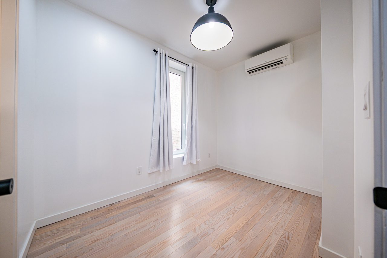  #1894: Ditmas Park - Queen Bedroom B W/ Private Bathroom  -  #1894: Ditmas Park  - Gallery -  20