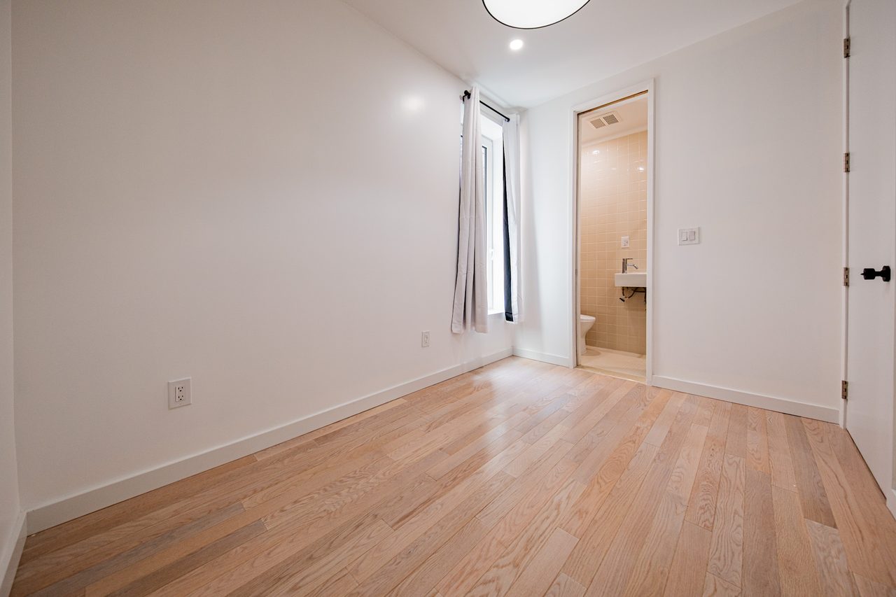  #1894: Ditmas Park - Queen Bedroom B W/ Private Bathroom  -  #1894: Ditmas Park  - Gallery -  3