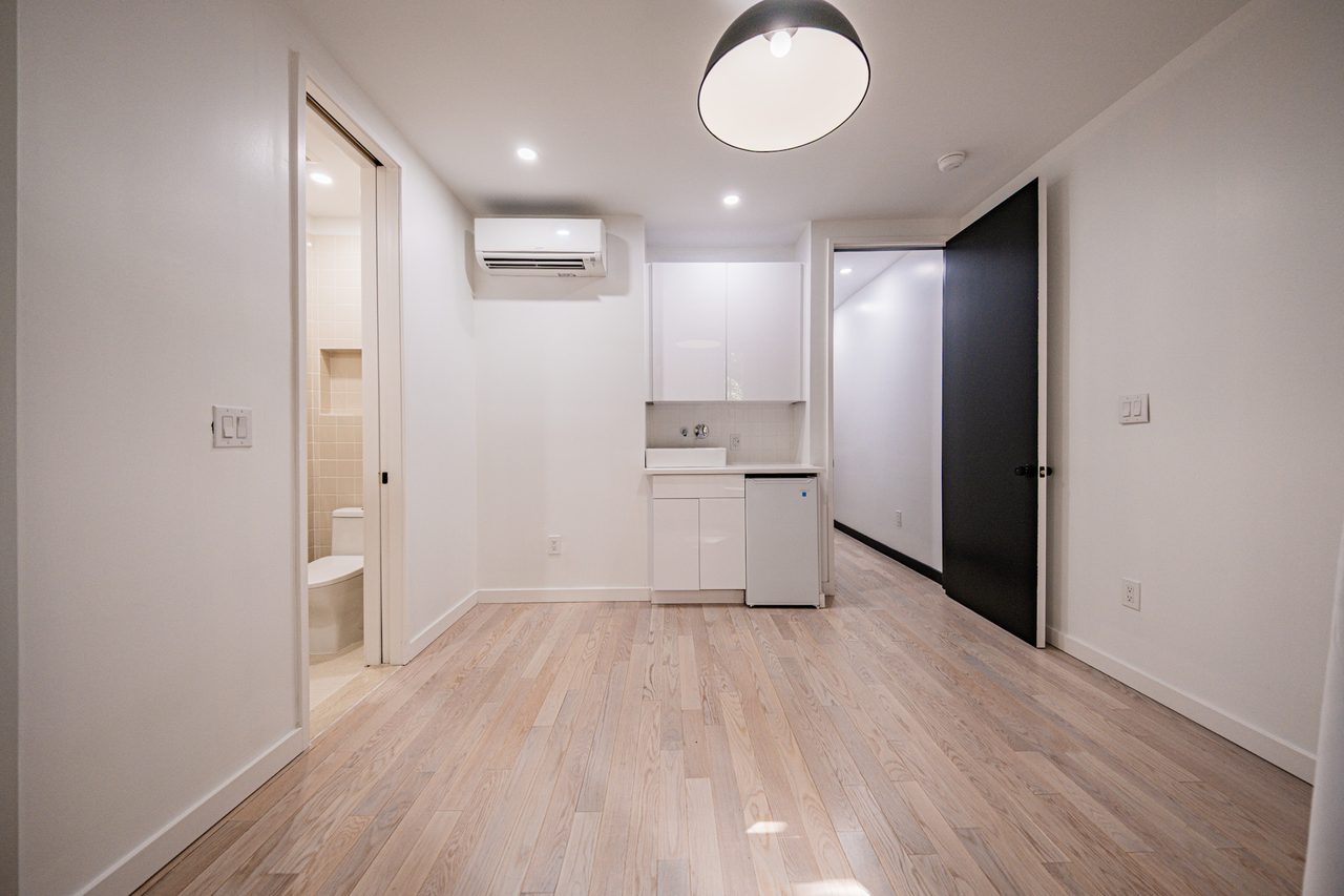  #1894: Ditmas Park - Queen Bedroom D W/ Private Bathroom  -  #1894: Ditmas Park  - Gallery -  18