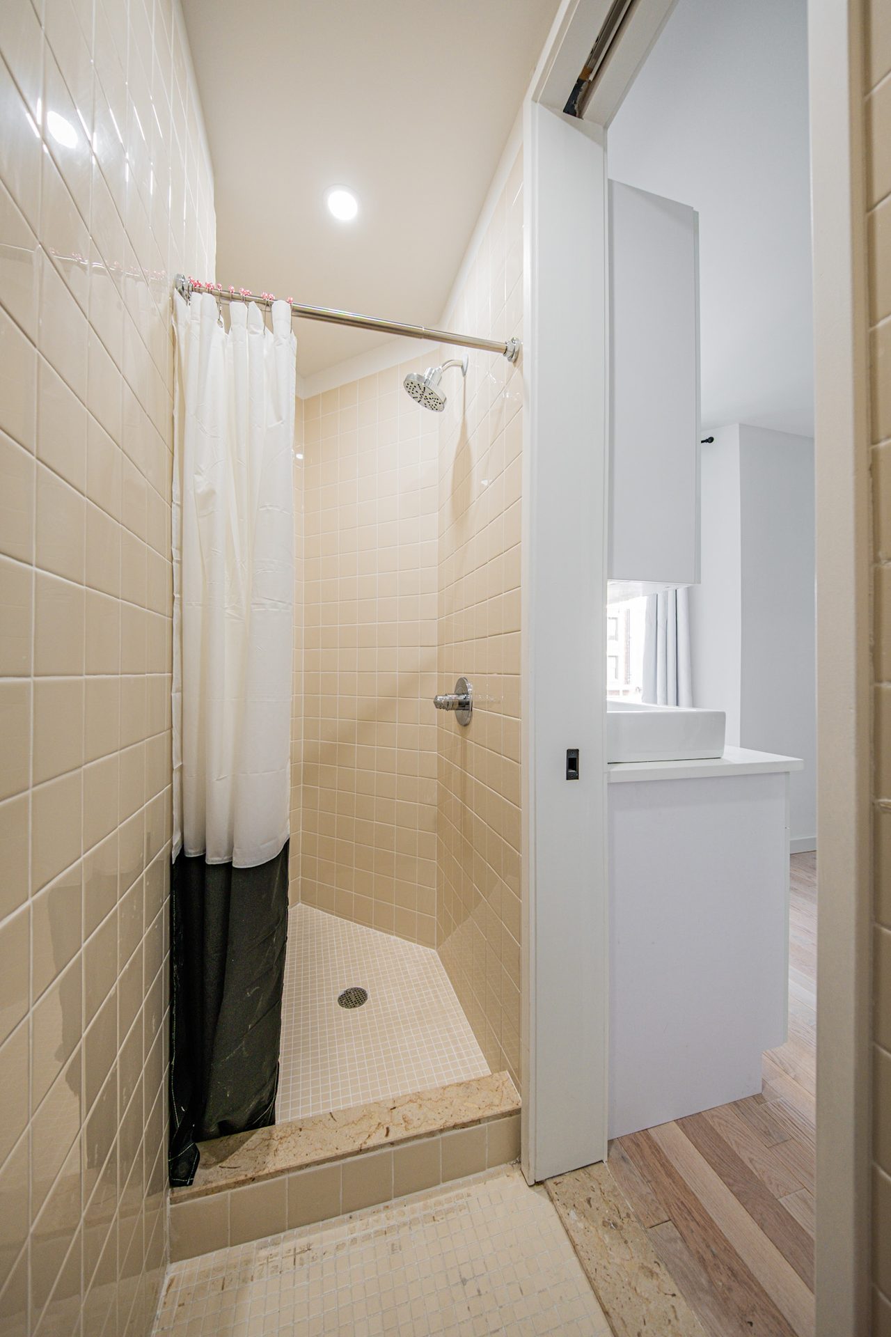  #1894: Ditmas Park - Queen Bedroom A W/ Private Bathroom  -  #1894: Ditmas Park  - Gallery -  16