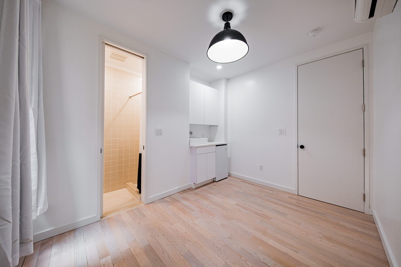  #1894: Ditmas Park - Queen Bedroom C W/ Private Bathroom  -  #1894: Ditmas Park  - Gallery -  14