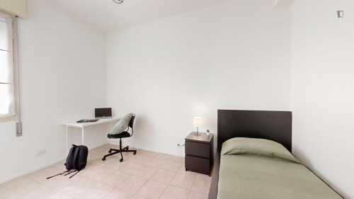 Single bedroom in 3-bedroom apartment