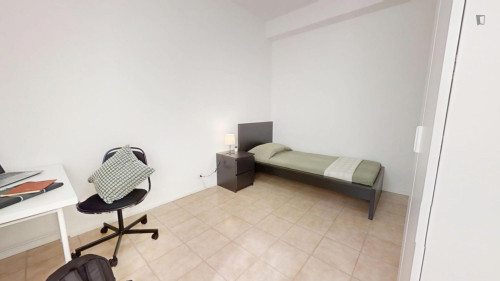 Single bedroom in 3-bedroom apartment