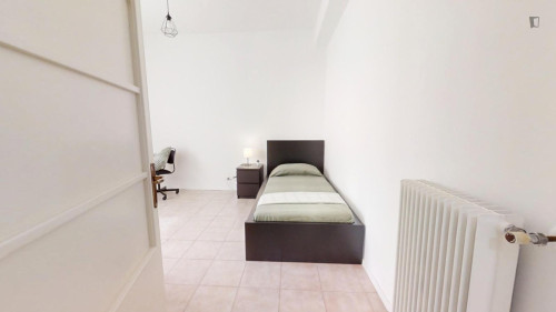 Single bedroom in 3-bedroom apartment