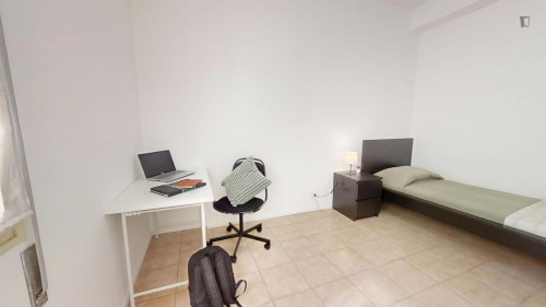 Single bedroom in 3-bedroom apartment