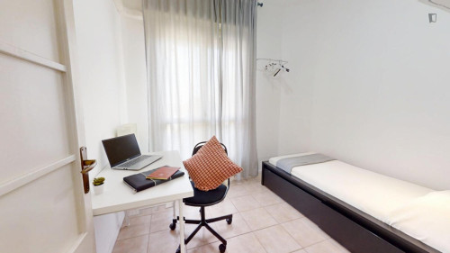 Single bedroom in 3-bedroom apartment