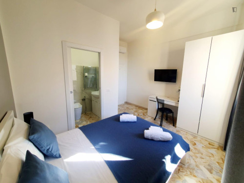 Bright Double Ensuite Bedroom in Florence