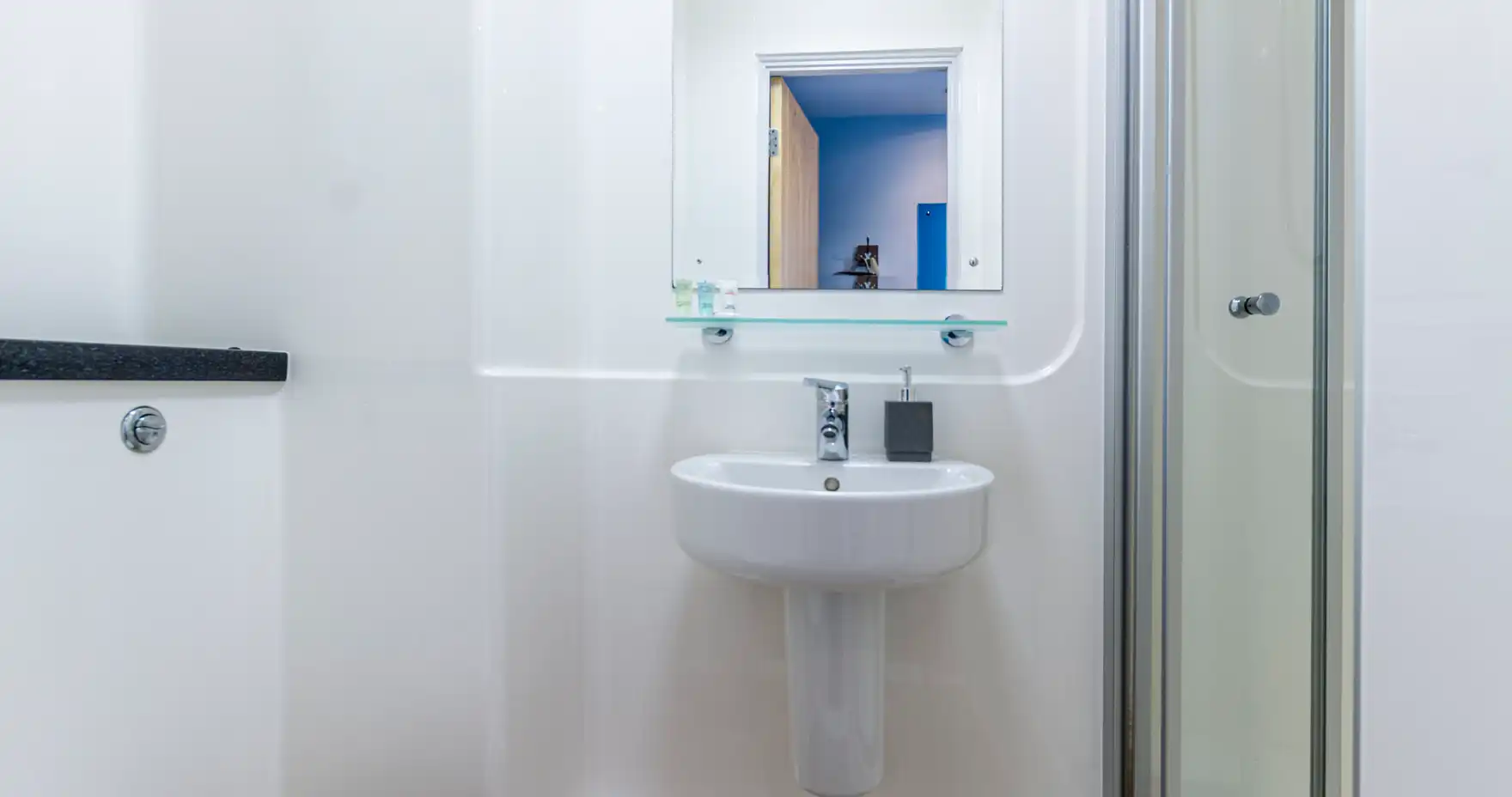 Classic Ensuite - Kaplan Living Glasgow — Old Dumbarton Road - Gallery - 4