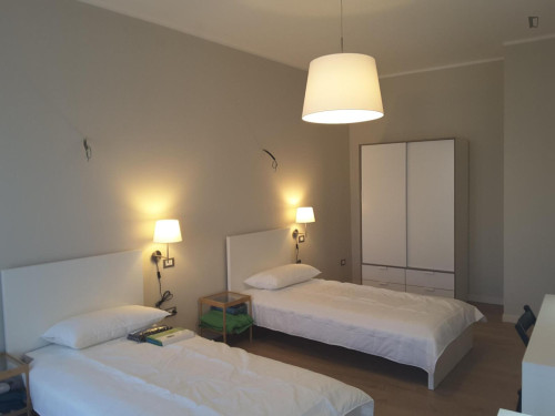 Single bed in spacious shared twin room in fully furnished apartment near Torre dell'Orologio - Gallery - 2