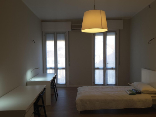 Single bed in spacious shared twin room in fully furnished apartment near Torre dell'Orologio