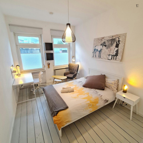 Bright double bedroom in central Altstadt