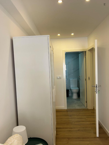 Sunny ensuite bedroom - Gallery - 2