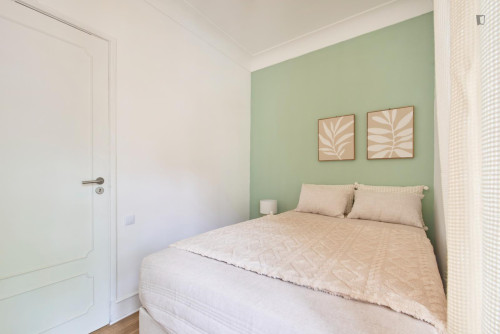 Luminous double bedroom with a balcony, near the Roma - Areeiro train station