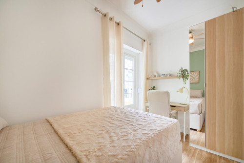 Luminous double bedroom with a balcony, near the Roma - Areeiro train station