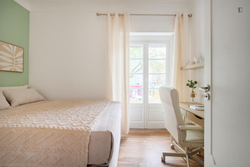 Luminous double bedroom with a balcony, near the Roma - Areeiro train station