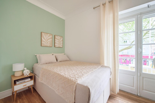 Luminous double bedroom with a balcony, near the Roma - Areeiro train station