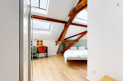 Cosy double bedroom near Schaerbeek station