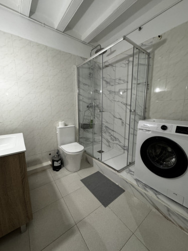 Spacious Coliving Apartment in Dynamic Ciutat Vella, Steps from MACBA and Restaurants
