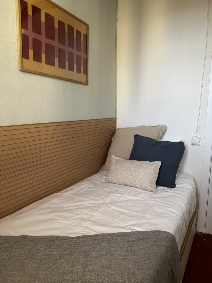  Room 2  -  Spacious Coliving Apartment in Dynamic Ciutat Vella, Steps from MACBA and Restaurants  - Gallery -  37