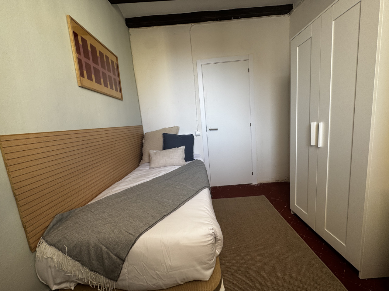  Room 2  -  Spacious Coliving Apartment in Dynamic Ciutat Vella, Steps from MACBA and Restaurants  - Gallery -  47