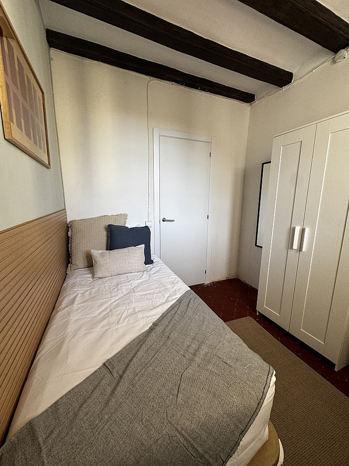  Room 2  -  Spacious Coliving Apartment in Dynamic Ciutat Vella, Steps from MACBA and Restaurants  - Gallery -  63