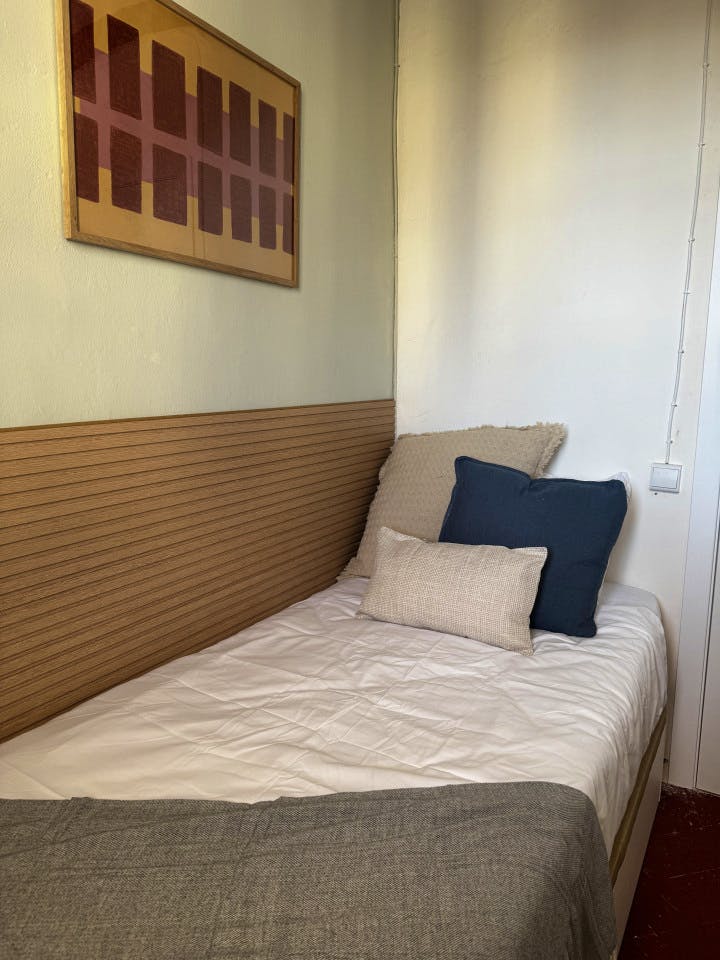  Room 2  -  Spacious Coliving Apartment in Dynamic Ciutat Vella, Steps from MACBA and Restaurants  - Gallery -  9