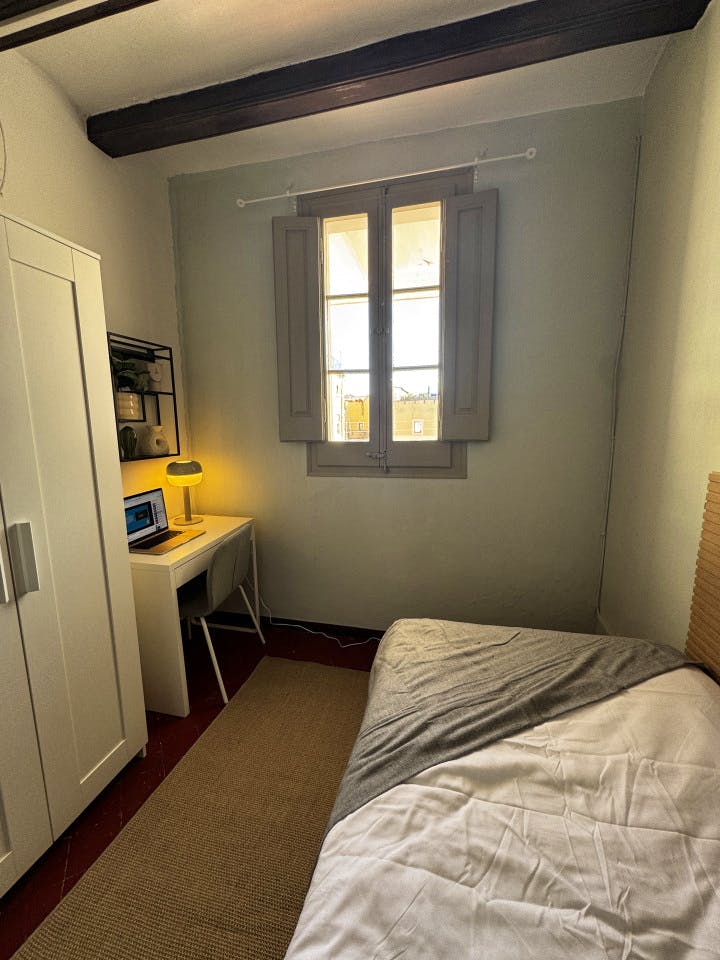  Room 2  -  Spacious Coliving Apartment in Dynamic Ciutat Vella, Steps from MACBA and Restaurants  - Gallery -  5