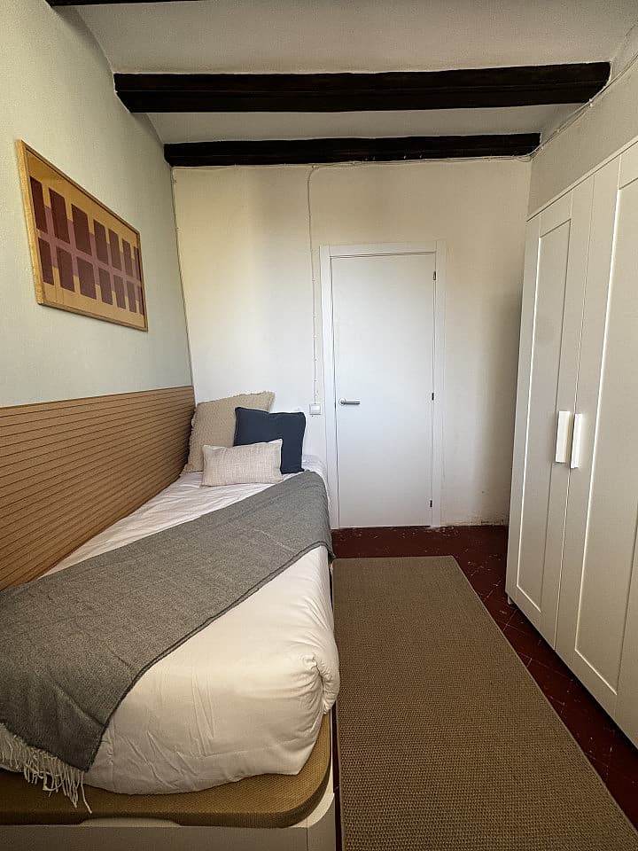  Room 2  -  Spacious Coliving Apartment in Dynamic Ciutat Vella, Steps from MACBA and Restaurants  - Gallery -  74