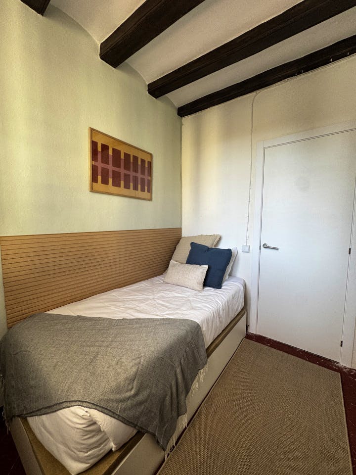  Room 2  -  Spacious Coliving Apartment in Dynamic Ciutat Vella, Steps from MACBA and Restaurants  - Gallery -  2