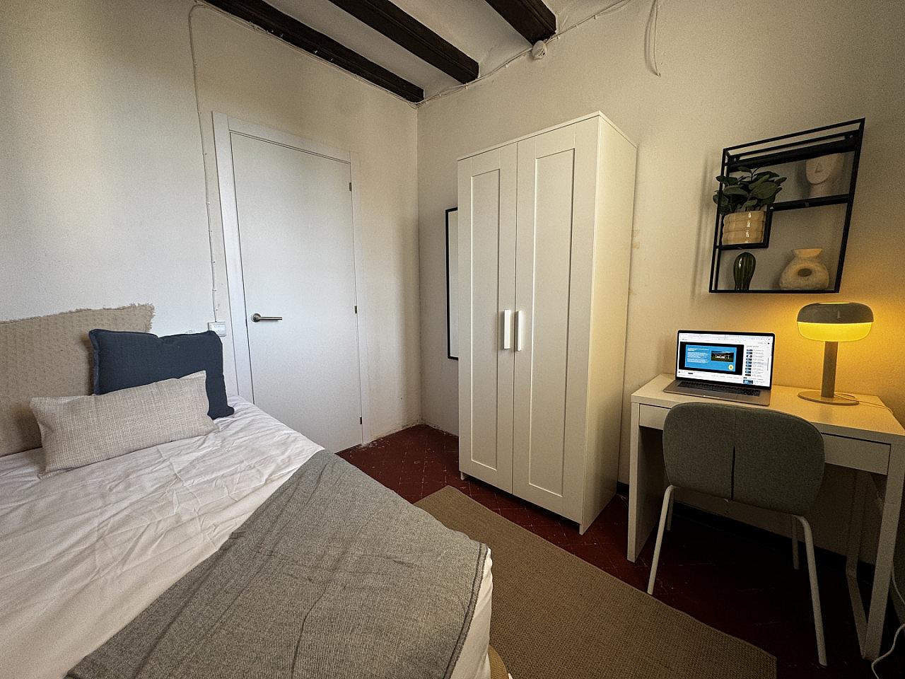  Room 2  -  Spacious Coliving Apartment in Dynamic Ciutat Vella, Steps from MACBA and Restaurants  - Gallery -  68