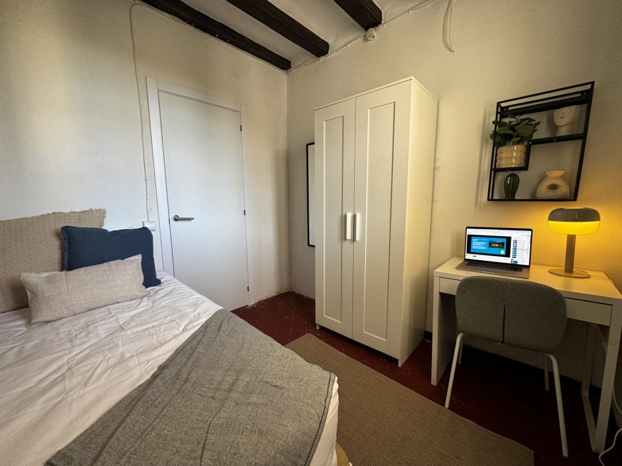 Room 2  -  Spacious Coliving Apartment in Dynamic Ciutat Vella, Steps from MACBA and Restaurants  - Gallery -  12