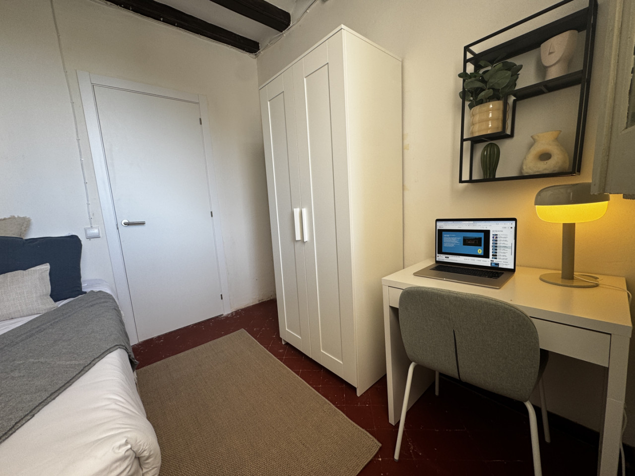  Room 2  -  Spacious Coliving Apartment in Dynamic Ciutat Vella, Steps from MACBA and Restaurants  - Gallery -  48
