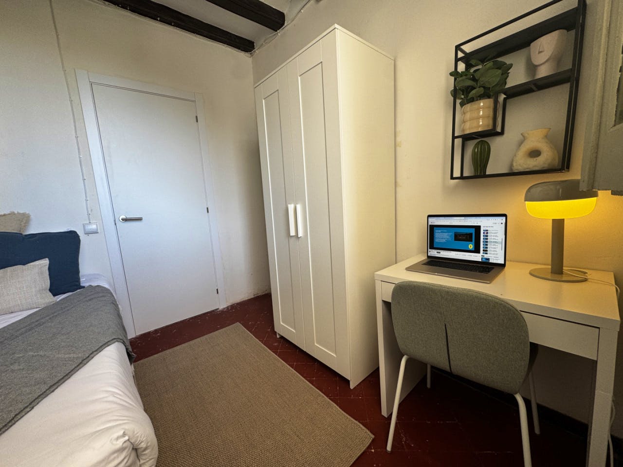  Room 2  -  Spacious Coliving Apartment in Dynamic Ciutat Vella, Steps from MACBA and Restaurants  - Gallery -  20