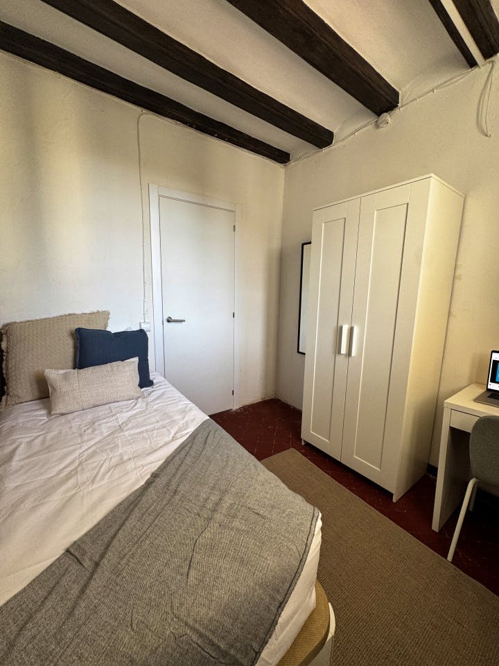  Room 2  -  Spacious Coliving Apartment in Dynamic Ciutat Vella, Steps from MACBA and Restaurants  - Gallery -  6