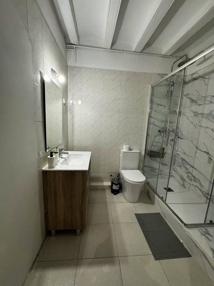  Room 2  -  Spacious Coliving Apartment in Dynamic Ciutat Vella, Steps from MACBA and Restaurants  - Gallery -  27