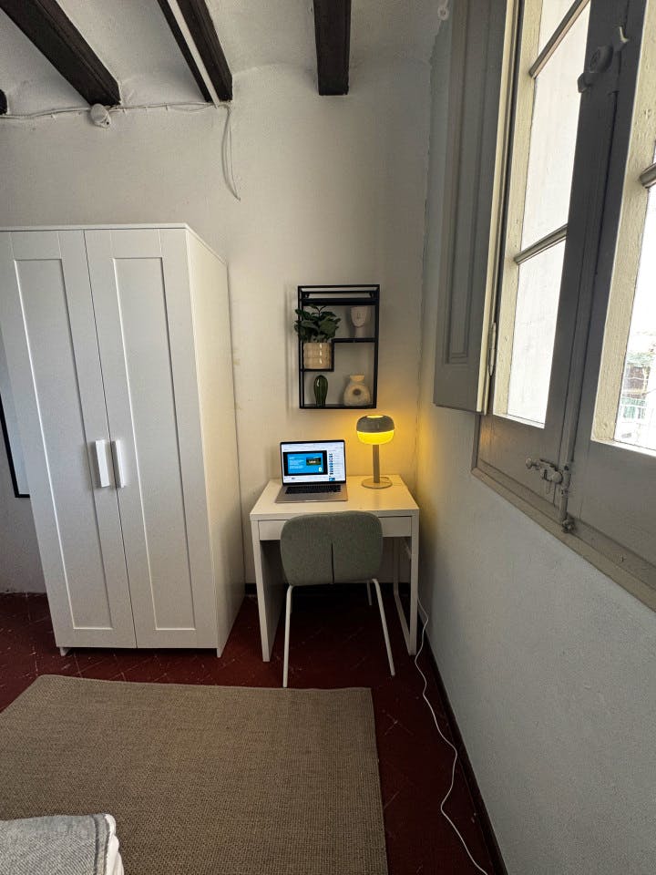  Room 2  -  Spacious Coliving Apartment in Dynamic Ciutat Vella, Steps from MACBA and Restaurants  - Gallery -  8