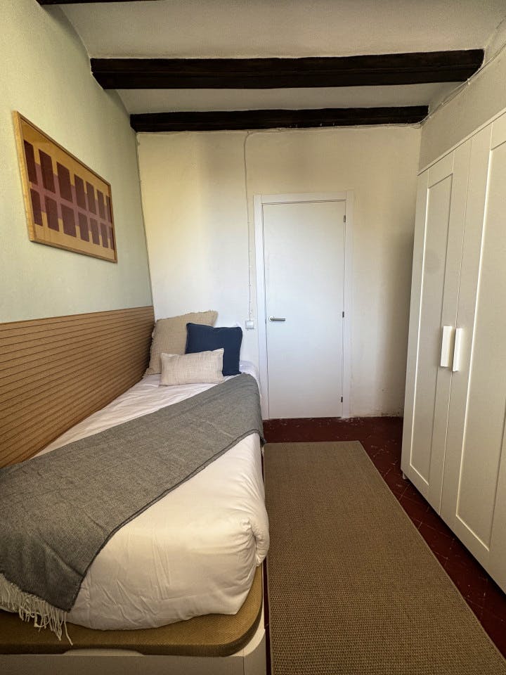  Room 2  -  Spacious Coliving Apartment in Dynamic Ciutat Vella, Steps from MACBA and Restaurants  - Gallery -  18